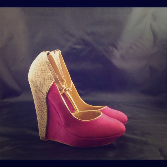 *SOLD* Hot Pink and Snakeskin Strappy Wedges - Picture 1 of 4